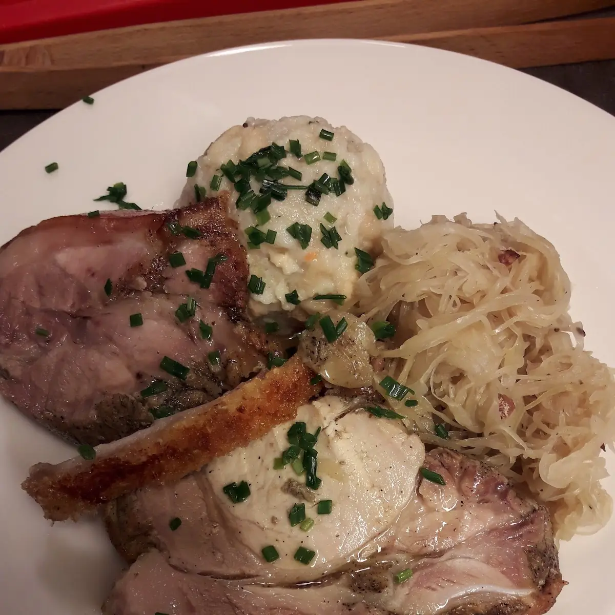 schweinebraten 奧地利烤豬肋排配酸菜和麵糰